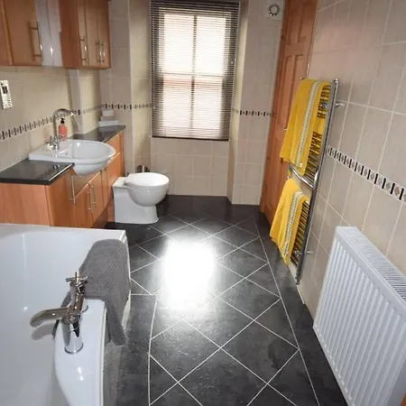 Ulverston Centre Superb 3 Double Bedroom Apartment Apartman