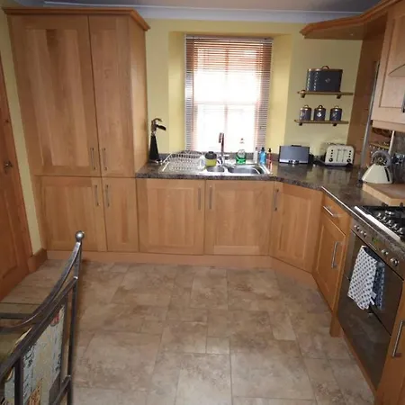 Ulverston Centre Superb 3 Double Bedroom Apartment شقة