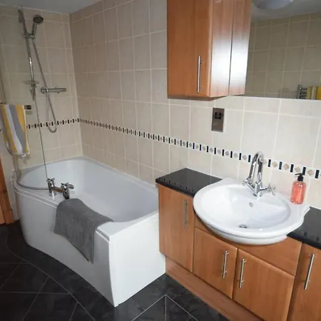 Ulverston Centre Superb 3 Double Bedroom Apartment شقة ألفرستون
