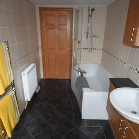 Ulverston Centre Superb 3 Double Bedroom Apartment شقة *